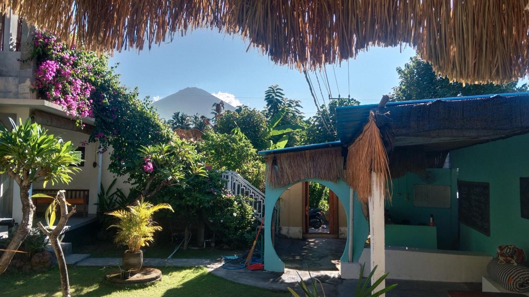 Black Sand Hostel Amed Экстерьер фото