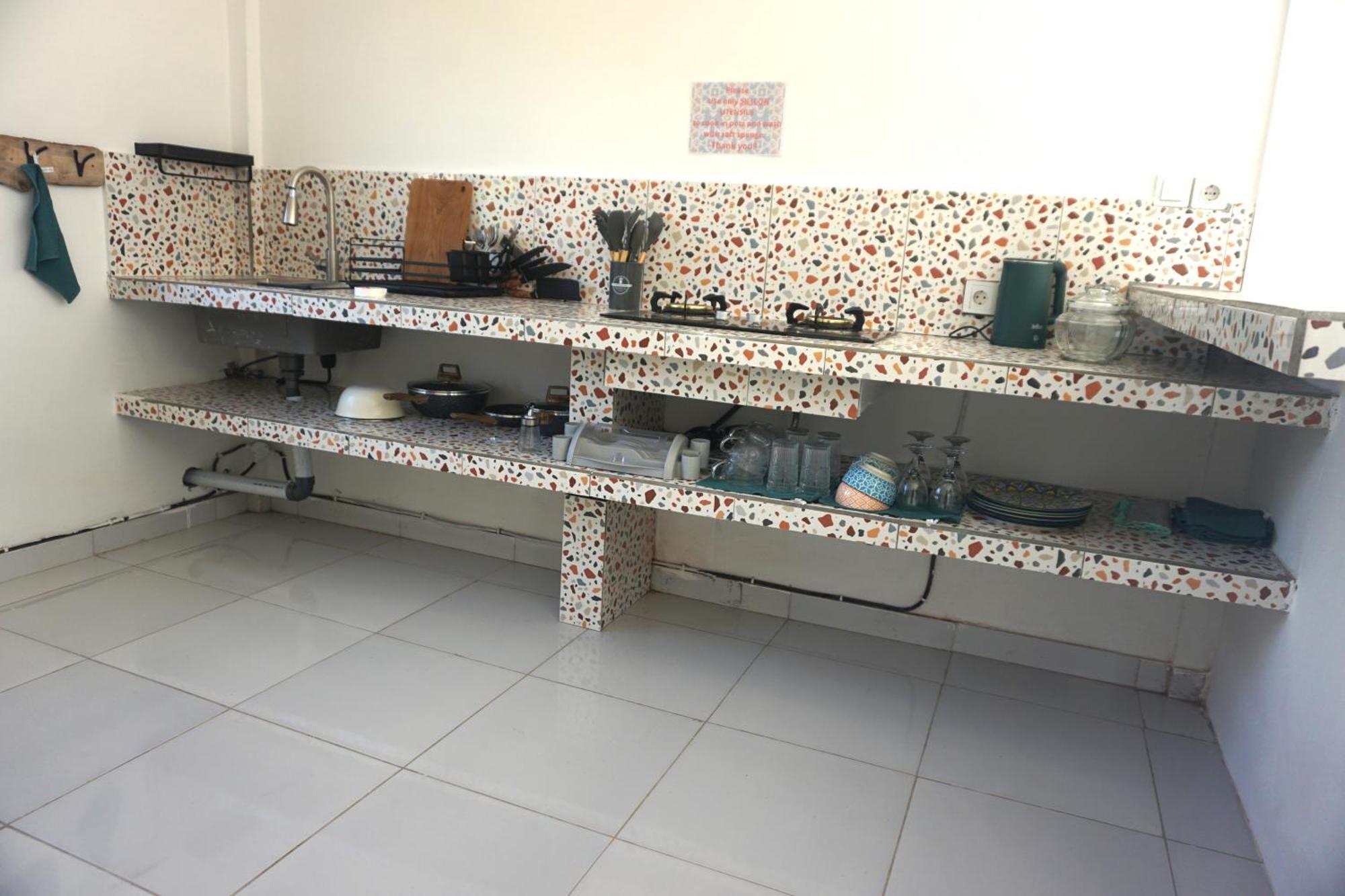 Black Sand Hostel Amed Экстерьер фото