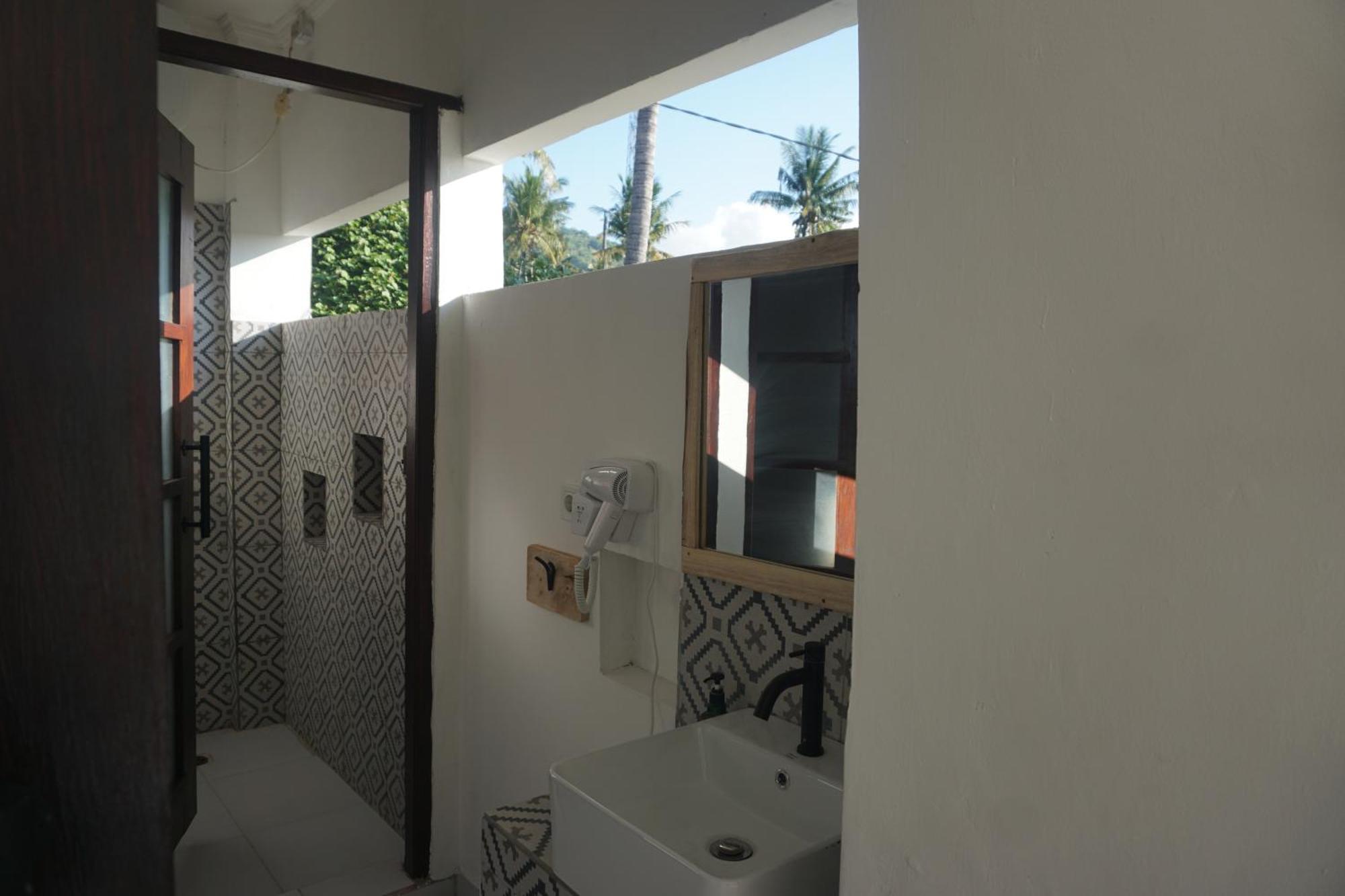 Black Sand Hostel Amed Экстерьер фото