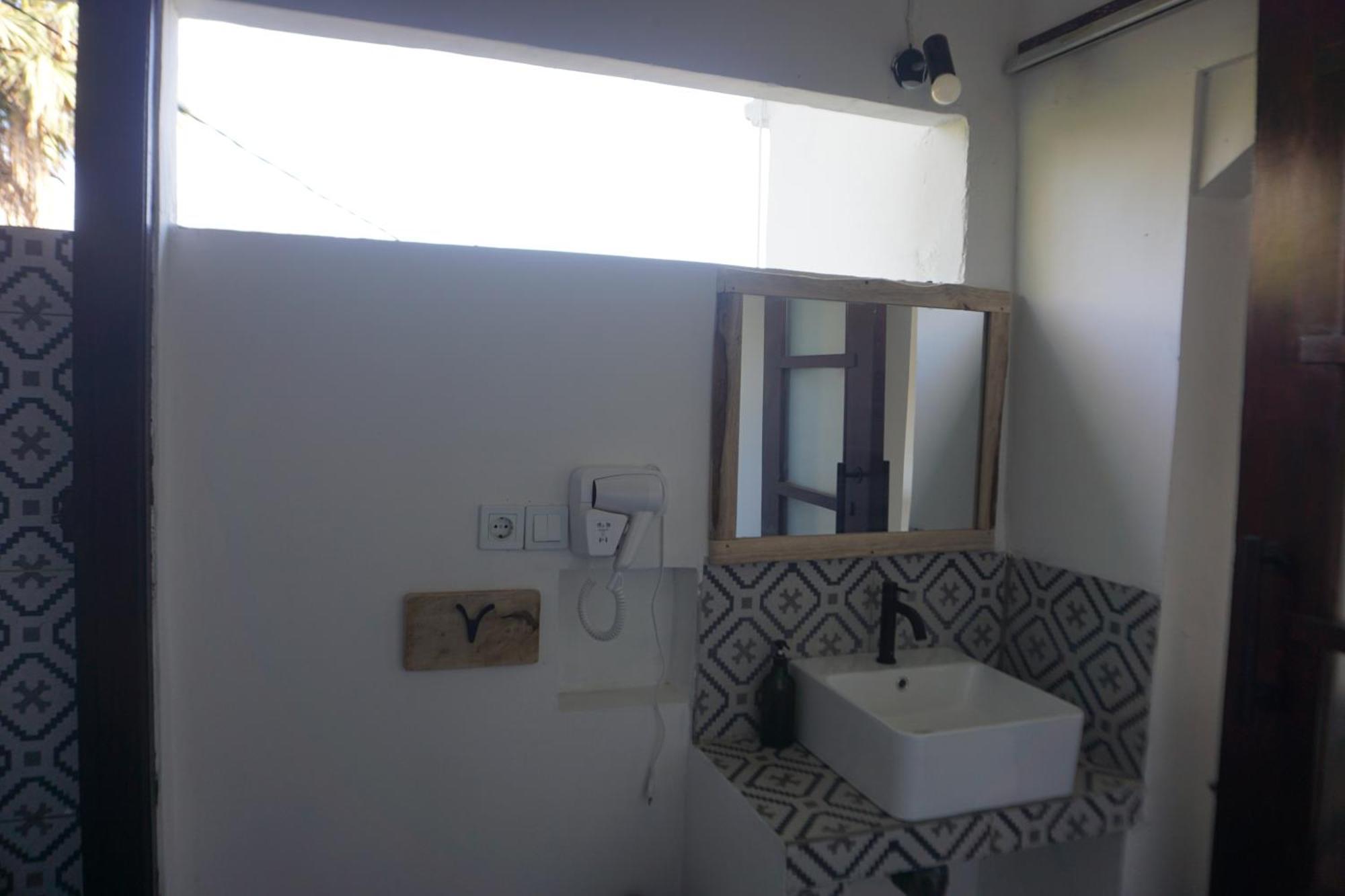 Black Sand Hostel Amed Экстерьер фото