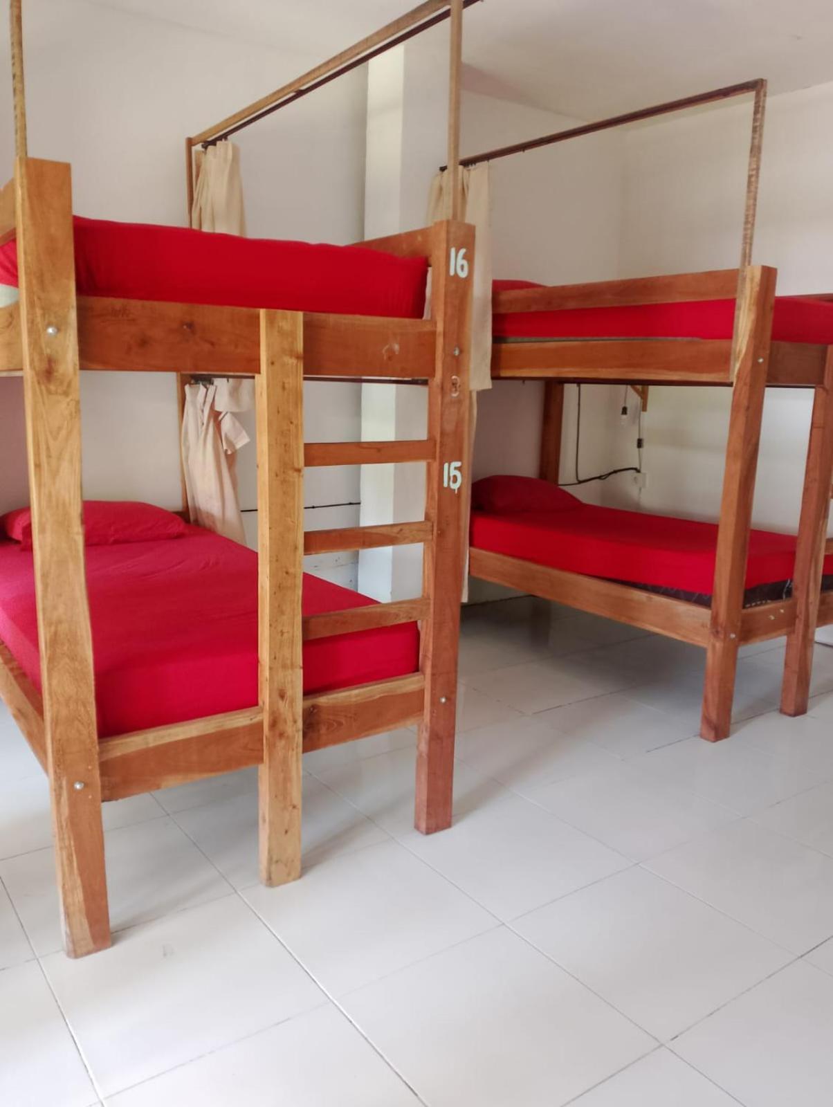 Black Sand Hostel Amed Экстерьер фото